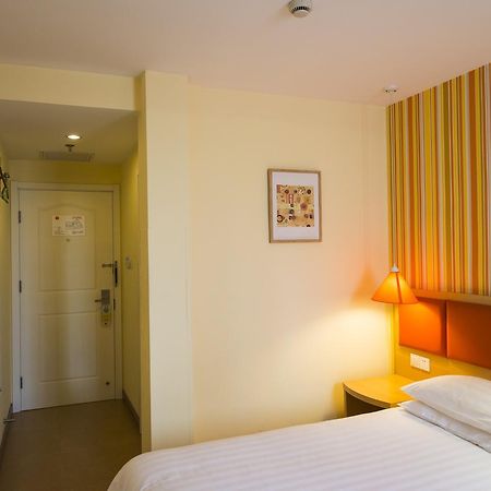 Home Inn Shanghai Century Park Bagian luar foto