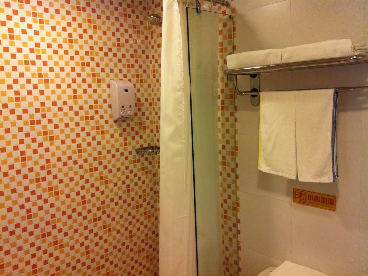 Home Inn Shanghai Century Park Bagian luar foto