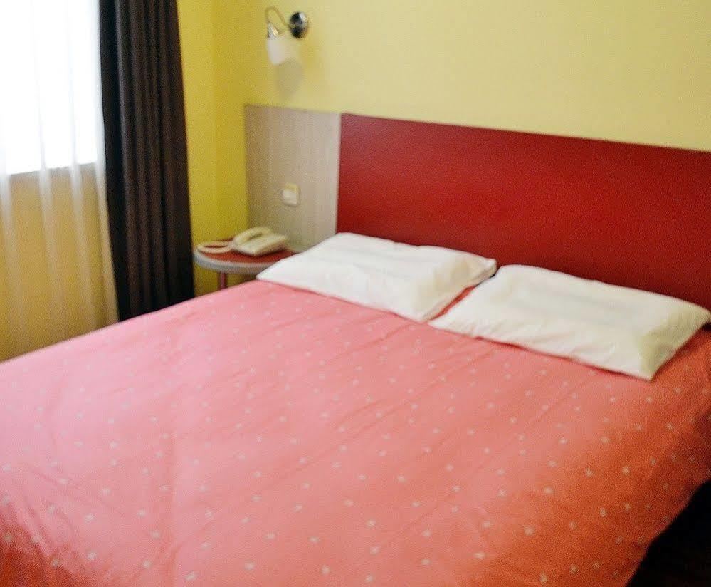 Home Inn Shanghai Century Park Bagian luar foto