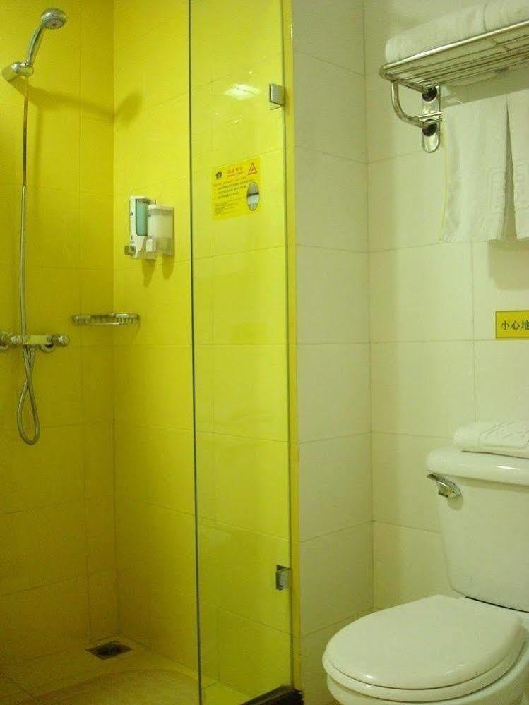 Home Inn Shanghai Century Park Bagian luar foto