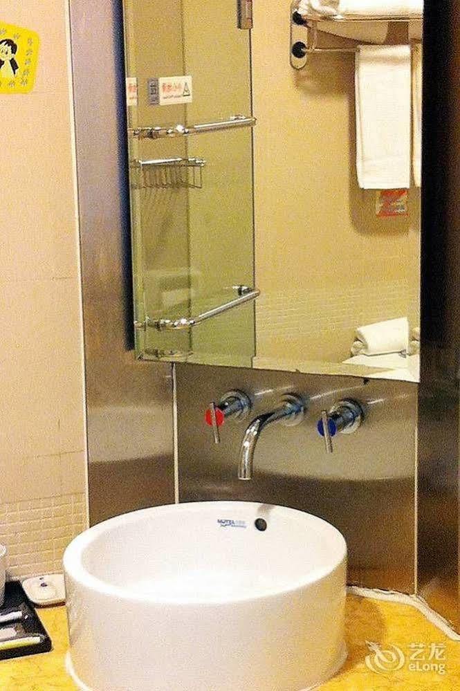 Home Inn Shanghai Century Park Bagian luar foto